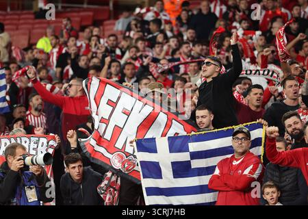 London, Großbritannien. Oktober 2025. Olympiacos Fans vor dem Gruppenspiel Arsenal FC gegen Olympiacos FC UEFA Champions League Round One im Arsenal Stadium, London, England, Großbritannien am 1. Oktober 2025 Credit: Katie Chan/Every Second Media Credit: Every Second Media/Alamy Live News Stockfoto