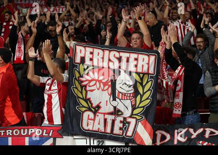 London, Großbritannien. Oktober 2025. Olympiacos Fans vor dem Gruppenspiel Arsenal FC gegen Olympiacos FC UEFA Champions League Round One im Arsenal Stadium, London, England, Großbritannien am 1. Oktober 2025 Credit: Katie Chan/Every Second Media Credit: Every Second Media/Alamy Live News Stockfoto