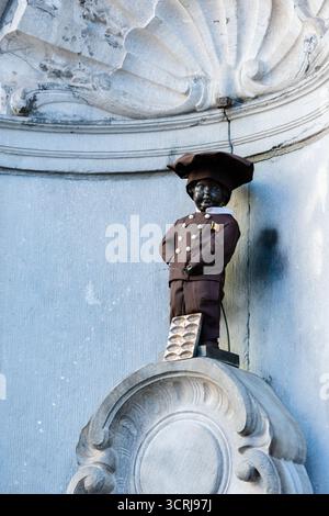 BRÜSSEL, BELGIEN - 1. OKTOBER 2025 Im Zentrum von Brüssel wurde die berühmte Manneken Pis Statue im Gourmet-Geist mit einem besonderen Schokoladenoutfit gekleidet! Schokoladenhersteller-Kostüm, das 2019 anlässlich der Einweihung der Chocostory Brussels, des Schokoladenmuseums, der Rue de l'Etuve angeboten wird, nur wenige Schritte vom Manneken-Pis-Brunnen entfernt. Kredit: Morfo SAVVA | Alamy Live News. Stockfoto
