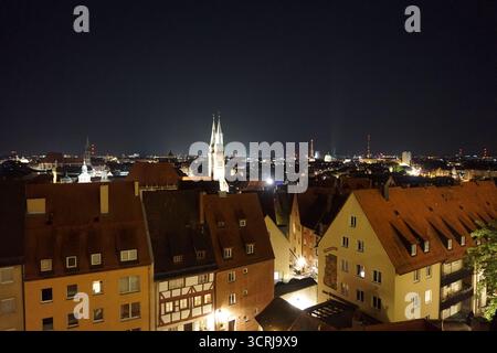 Nächtlicher Blick auf Nürnberg und wolkenloser Himmel vom Schloss Kaiserburg (Bayern, Deutschland) Stockfoto