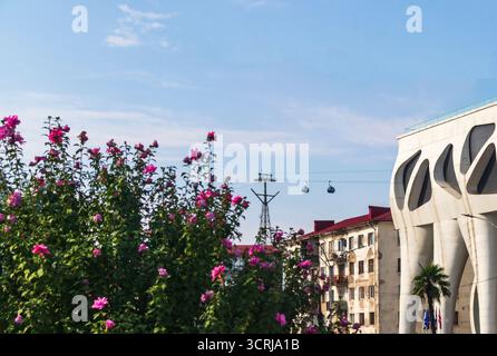 Aufnahme der Seilbahnen mit bewölktem Himmel im Hintergrund Stockfoto