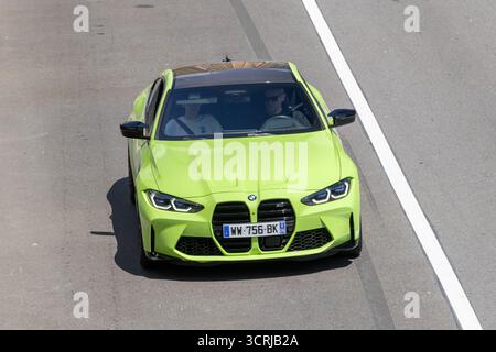 Monte Carlo, Monaco - Blick auf ein grünes BMW M4 Competition Coupé G82 auf einer Straße. Stockfoto