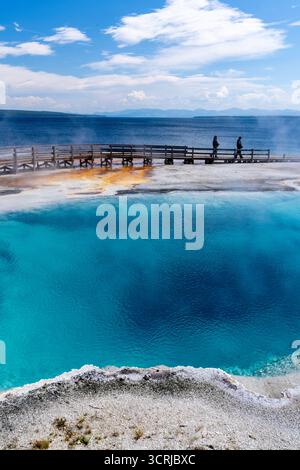 Lebhafte heiße Quellen im West Thumb Geyser Basin, Yellowstone National Park, Wyoming, USA an einem schönen Sommertag. Stockfoto