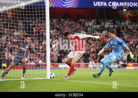 London, Großbritannien. Oktober 2025. Gabriel Martinelli von Arsenal trifft in der 13. Minute 1-0 während des Gruppenspiels Arsenal FC gegen Olympiacos FC UEFA Champions League Round One im Arsenal Stadium, London, England, Vereinigtes Königreich am 1. Oktober 2025 Credit: Katie Chan/Every Second Media Credit: Every Second Media/Alamy Live News Stockfoto