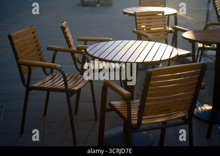 Leere Tische und Stühle im Freien Stockfoto