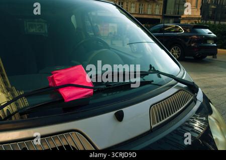 Hinweis auf Vertragsstrafe an der Windschutzscheibe des Autos Stockfoto