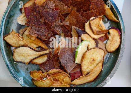 Ein gesundes Snack-Set: Getrocknete Früchte, Birnen, Äpfel und Pastila.Nahaufnahme einer Schüssel getrockneter Früchte: apfel- und Birnenchips und Fruchtmarshmallows. Stockfoto