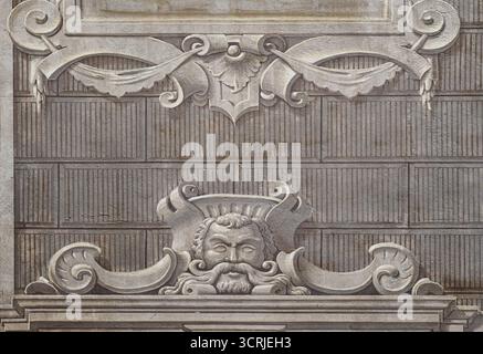 Detail der Fassade des Palazzo Spinola Lazzaro e Giacomo mit einem Trompe l'oeil Gemälde, das eine groteske Maske und architektonische Elemente darstellt, Genua Stockfoto