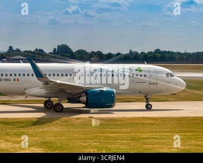 London, England, Vereinigtes Königreich - 19. Mai 2025: Aer Lingus Airbus A320 Jet (Registrierung EI-NSC) fährt zum Start am Flughafen London Heathrow Stockfoto