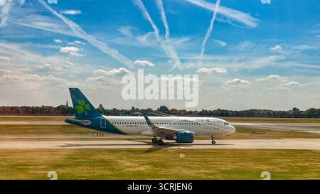 London, England, Vereinigtes Königreich - 19. Mai 2025: Aer Lingus Airbus A320 Jet (Registrierung EI-NSC) fährt zum Start am Flughafen London Heathrow Stockfoto