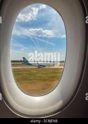 London, England, Vereinigtes Königreich - 19. Mai 2025: Aer Lingus Airbus Jet durch das Fenster eines anderen Flugzeugs gesehen Stockfoto
