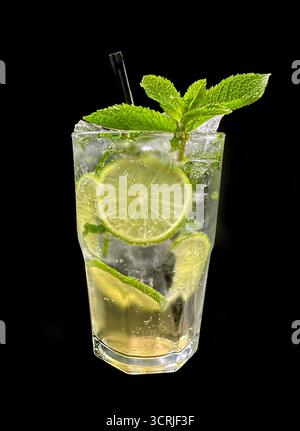 Glas Mojito Cocktail isoliert auf schwarzem Hintergrund Stockfoto
