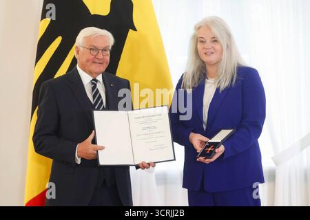 Ordensverleihung zum Tag der Deutschen Einheit 2025 Berlin, 01.10.2025 Bundespräsident Frank Walter Steinmeier und Prof. Dr. Katharina Zweig, Otterbach/Rheinland-Pfalz bei der Ordensverleihung des Verdienstordens der Bundesrepublik Deutschland zum Tag der Deutschen Einheit 2025 in Berlin *** Preisverleihung anlässlich des Tages der Deutschen Einheit 2025 Berlin, 01 10 2025 Bundespräsident Frank Walter Steinmeier und Prof Dr. Katharina Zweig, Otterbach Rheinland-Pfalz bei der Verleihung des Verdienstkreuzes der Bundesrepublik Deutschland anlässlich des Deutschen Tages Stockfoto