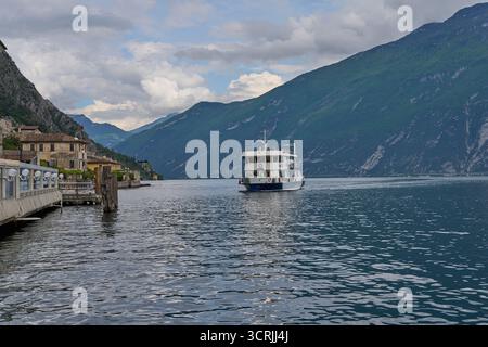 Limone Sul Garda, Italien - 9. Mai 2025: Die beliebte Touristenstadt Limone Sul Garda, berühmt für ihren Zitronenanbau Stockfoto