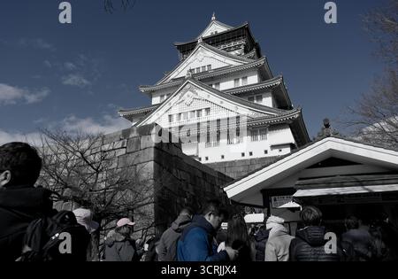 Besucher treffen sich am Fuße des Schlosses Osaka, mit Farbenisolierung Stockfoto