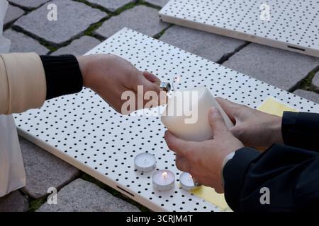 Geenken an Getötete Afghanin 30.09.2025, Chemnitz, Neumarkt, Dienstagnachmittag hatten von 16 bis 18 Uhr die Chemnitzer die Möglichkeit ein Zeichen gegen häusliche Gewalt setzen. Ausgelöst wurde die Aktion vor dem Hintergrund das vergangen Mittwoche eine 38 Jährige Afghanin von ihrem ebenso 38 jährigem Afghanischen Ehemann durch häusliche Gewalt zu tode gekommen war. Zahlreiche Chemnitzer zündeten eine Kerze an und gedachten der umsleben gekommen Afghanin. Darunter auch Bürgermeister Thomas Kütte und die Gleichstellungsbeauftragte der Stadt Chemnitz Franziska Herold. Hier im Bild von Links Stockfoto