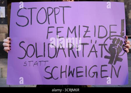 Geenken an Getötete Afghanin 30.09.2025, Chemnitz, Neumarkt, Dienstagnachmittag hatten von 16 bis 18 Uhr die Chemnitzer die Möglichkeit ein Zeichen gegen häusliche Gewalt setzen. Ausgelöst wurde die Aktion vor dem Hintergrund das vergangen Mittwoche eine 38 Jährige Afghanin von ihrem ebenso 38 jährigem Afghanischen Ehemann durch häusliche Gewalt zu tode gekommen war. Zahlreiche Chemnitzer zündeten eine Kerze an und gedachten der umsleben gekommen Afghanin. Darunter auch Bürgermeister Thomas Kütte und die Gleichstellungsbeauftragte der Stadt Chemnitz Franziska Herold. Hier im Bild von Links Stockfoto