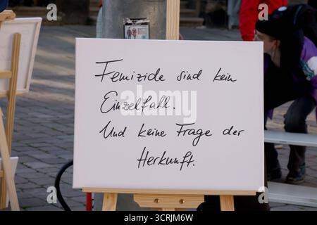 Geenken an Getötete Afghanin 30.09.2025, Chemnitz, Neumarkt, Dienstagnachmittag hatten von 16 bis 18 Uhr die Chemnitzer die Möglichkeit ein Zeichen gegen häusliche Gewalt setzen. Ausgelöst wurde die Aktion vor dem Hintergrund das vergangen Mittwoche eine 38 Jährige Afghanin von ihrem ebenso 38 jährigem Afghanischen Ehemann durch häusliche Gewalt zu tode gekommen war. Zahlreiche Chemnitzer zündeten eine Kerze an und gedachten der umsleben gekommen Afghanin. Darunter auch Bürgermeister Thomas Kütte und die Gleichstellungsbeauftragte der Stadt Chemnitz Franziska Herold. Hier im Bild von Links Stockfoto