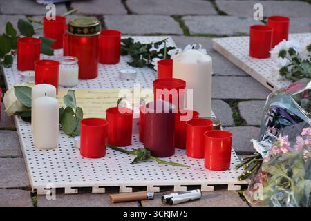 Geenken an Getötete Afghanin 30.09.2025, Chemnitz, Neumarkt, Dienstagnachmittag hatten von 16 bis 18 Uhr die Chemnitzer die Möglichkeit ein Zeichen gegen häusliche Gewalt setzen. Ausgelöst wurde die Aktion vor dem Hintergrund das vergangen Mittwoche eine 38 Jährige Afghanin von ihrem ebenso 38 jährigem Afghanischen Ehemann durch häusliche Gewalt zu tode gekommen war. Zahlreiche Chemnitzer zündeten eine Kerze an und gedachten der umsleben gekommen Afghanin. Darunter auch Bürgermeister Thomas Kütte und die Gleichstellungsbeauftragte der Stadt Chemnitz Franziska Herold. Hier im Bild von Links Stockfoto