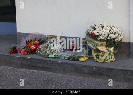 Geenken an Getötete Afghanin 30.09.2025, Chemnitz, Neumarkt, Dienstagnachmittag hatten von 16 bis 18 Uhr die Chemnitzer die Möglichkeit ein Zeichen gegen häusliche Gewalt setzen. Ausgelöst wurde die Aktion vor dem Hintergrund das vergangen Mittwoche eine 38 Jährige Afghanin von ihrem ebenso 38 jährigem Afghanischen Ehemann durch häusliche Gewalt zu tode gekommen war. Zahlreiche Chemnitzer zündeten eine Kerze an und gedachten der umsleben gekommen Afghanin. Darunter auch Bürgermeister Thomas Kütte und die Gleichstellungsbeauftragte der Stadt Chemnitz Franziska Herold. Hier im Bild von Links Stockfoto