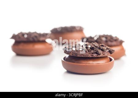 Süße Schokoladenpralinen. Schokoladenbonbons isoliert auf weißem Hintergrund. Stockfoto