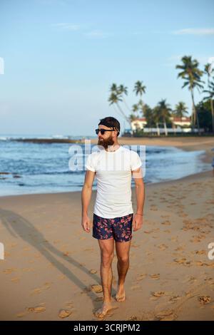 Porträt eines gutaussehenden bärtigen Mannes in Hemd am Strand Stockfoto