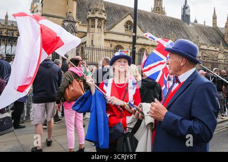 London, Großbritannien. Oktober 2025. Die Demonstranten der „Pink Ladies“-Bewegung versammeln sich vor dem Parlament zu Fragen der Einwanderung und des Kinderschutzes. Quelle: Imageplotter/Alamy Live News Stockfoto