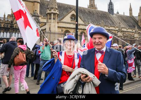 London, Großbritannien. Oktober 2025. Die Demonstranten der „Pink Ladies“-Bewegung versammeln sich vor dem Parlament zu Fragen der Einwanderung und des Kinderschutzes. Quelle: Imageplotter/Alamy Live News Stockfoto