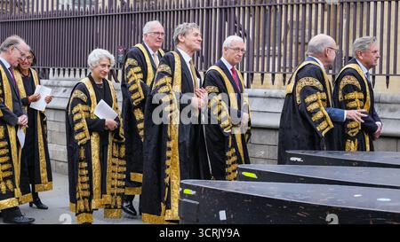 London, Großbritannien. Oktober 2025. Die Richter Des Obersten Gerichtshofs. Richter, Angehörige der Rechtsberufe und andere gehen nach dem Gottesdienst von der Abtei zu den Parlamentsgebäuden. Der jährliche Gottesdienst zum Beginn des juristischen Jahres in England und Wales findet in der Westminster Abbey statt. Quelle: Imageplotter/Alamy Live News Stockfoto
