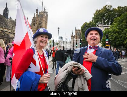London, Großbritannien. Oktober 2025. Die Demonstranten der „Pink Ladies“-Bewegung versammeln sich vor dem Parlament zu Fragen der Einwanderung und des Kinderschutzes. Quelle: Imageplotter/Alamy Live News Stockfoto