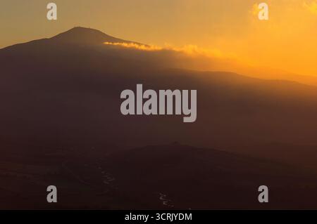 Monte Amiata, Siena, Toskana, Italien. Landschaft bei Sonnenuntergang, Skyline des erloschenen Vulkans. Stockfoto