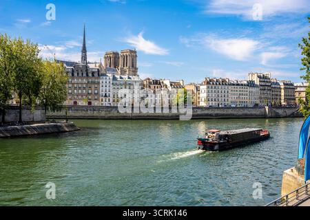 Malerischer Blick auf die seine vom Quai de l'Hotel de Ville mit Kathedrale Notre Dame im Hintergrund, ein berühmtes Pariser Wahrzeichen, Paris, Frankreich Stockfoto