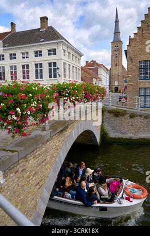 Brügge, Belgien – 14. September 2024 Kanalfahrt unter der Sint-Annarei-Brücke Brügge Belgien. Eine Kanalfahrt unter der Brücke Sint Annarei Reie Stockfoto