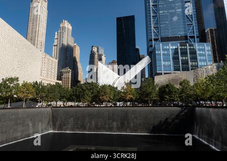 Das World Trade Center Memorial Area ist eine bewegende Hommage an die Opfer der New Yorker, die bei Terroranschlägen gestorben sind, 2025 in New York City, USA Stockfoto