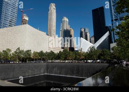 Das World Trade Center Memorial Area ist eine bewegende Hommage an die Opfer der New Yorker, die bei Terroranschlägen gestorben sind, 2025 in New York City, USA Stockfoto