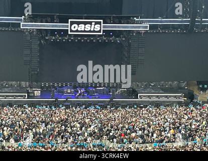 Große Zuschauer warten darauf, Oasis ihr letztes Wembley-Konzert der UK Live 25-Tour am Sonntag, den 28. September 2025, in London, Großbritannien, zu sehen Stockfoto