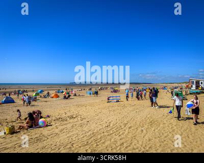 Camber Sands Beach, Großbritannien, 23. August 2023, Blick auf Urlauber an einem Sandstrand der East Sussex Küste von England Stockfoto