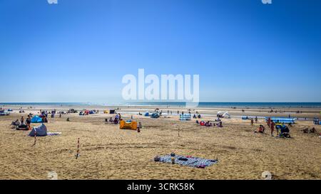 Camber Sands Beach, Großbritannien, 23. August 2023, Blick auf Urlauber an einem Sandstrand der East Sussex Küste von England Stockfoto