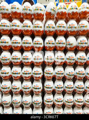 Kinder überraschen Schokoladeneier in einem Verkaufsregal in einem Supermarkt Stockfoto