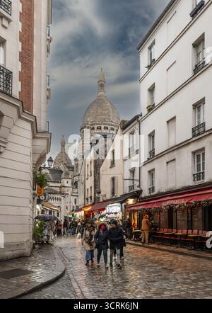 Straße auf dem Montmartre-Hügel in Paris Stockfoto
