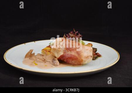 Wildsteak, serviert mit cremigen Pilzen und Gemüsesauce. Wildfleisch wie Wildfleisch wird für seinen reichen, wilden Geschmack geschätzt. Stockfoto