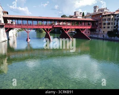 Luftaufnahme der Ponte degli Alpini in Bassano del Grappa, Venetien, Italien Stockfoto