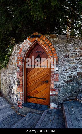 COBH, IRLAND - 15. August 2025: Cobh ist eine historische Hafenstadt, die für ihre farbenfrohen Gebäude, den Kreuzfahrtterminal und als letzter Anlaufhafen bekannt ist Stockfoto