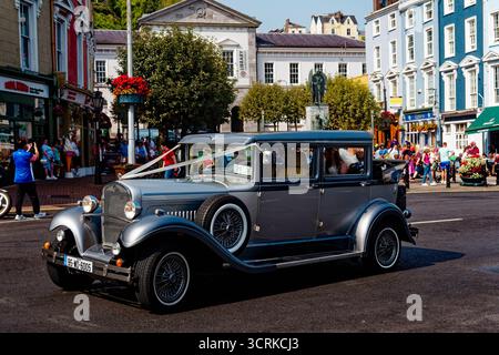 COBH, IRLAND - 15. August 2025: Cobh ist eine historische Hafenstadt, die für ihre farbenfrohen Gebäude, den Kreuzfahrtterminal und als letzter Anlaufhafen bekannt ist Stockfoto