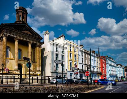COBH, IRLAND - 15. August 2025: Eine Reihe von bunt bemalten georgianischen Gebäuden säumt den historischen Hafen von Cobh, ein beliebter Zwischenstopp für Touristen und Cru Stockfoto