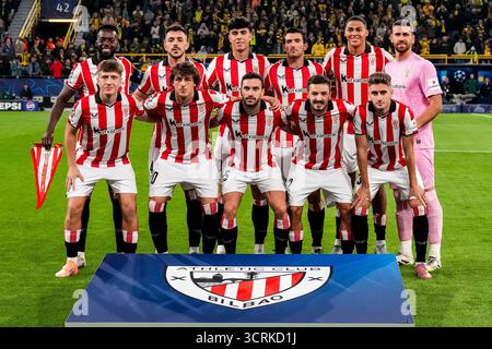 DORTMUND, DEUTSCHLAND - 1. OKTOBER: Inaki Williams vom Athletic Club, Aitor Paredes vom Athletic Club, Alejandro Rego vom Athletic Club, Daniel Vivian vom Athletic Club, Maroan Sannadi vom Athletic Club, Athletic Club Torwart Unai Simon, Mikel Jaureguizar vom Athletic Club, Unai Gomez vom Athletic Club, Inigo Lekue vom Athletic Club, Andoni Gorosabel vom Athletic Club und Roberto Navarro vom Athletic Club posieren für ein Mannschaftsfoto vor dem Spiel der UEFA Champions League 2025/26 League Phase MD2 zwischen Borussia Dortmund und Athletic Club am 1. Oktober 2025 in Dortmund. (Foto Stockfoto