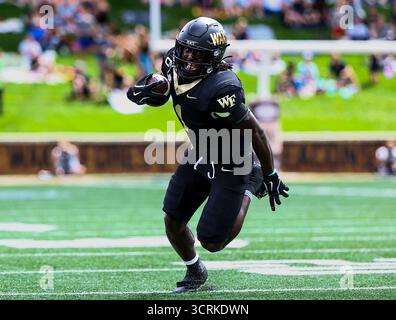 27. September 2025: Wake Forest University Running Back Demond Claiborne (1) leitet den Ball. NCAA-Fußballspiel zwischen Georgia Tech und Wake Forest University im AlLegacy Federal Credit Union Stadium in Winston-Salem, North Carolina. David Beach/CSM Stockfoto