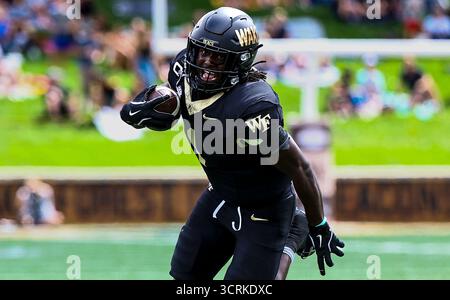 27. September 2025: Wake Forest University Running Back Demond Claiborne (1) leitet den Ball. NCAA-Fußballspiel zwischen Georgia Tech und Wake Forest University im AlLegacy Federal Credit Union Stadium in Winston-Salem, North Carolina. David Beach/CSM Stockfoto