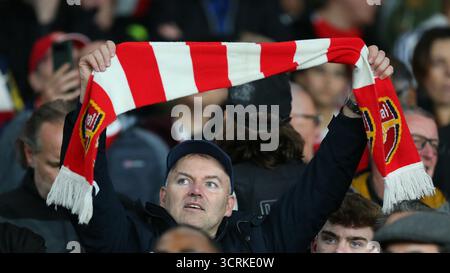 London, Großbritannien. Oktober 2025. London, England, 1. Oktober 2025: Arsenal-Unterstützer beim Spiel der UEFA Champions League zwischen Arsenal und Olympiacos im Emirates Stadium in London. (Foto von Jay Patel/Sports Press Photo/SPP) Credit: SPP Sport Press Photo. /Alamy Live News Stockfoto