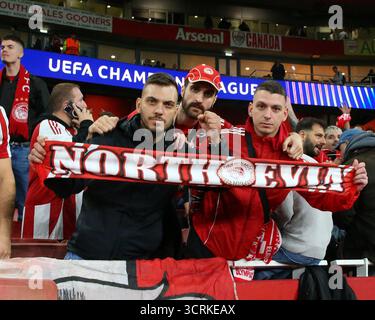 London, Großbritannien. Oktober 2025. London, England, 1. Oktober 2025: Olympiacos-Fans beim UEFA Champions League-Spiel zwischen Arsenal und Olympiacos im Emirates Stadium in London. (Foto von Jay Patel/Sports Press Photo/SPP) Credit: SPP Sport Press Photo. /Alamy Live News Stockfoto